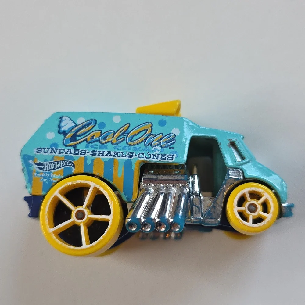 🏁 Hot Wheels Cool One Ice Cream Truck - Blue and Yellow